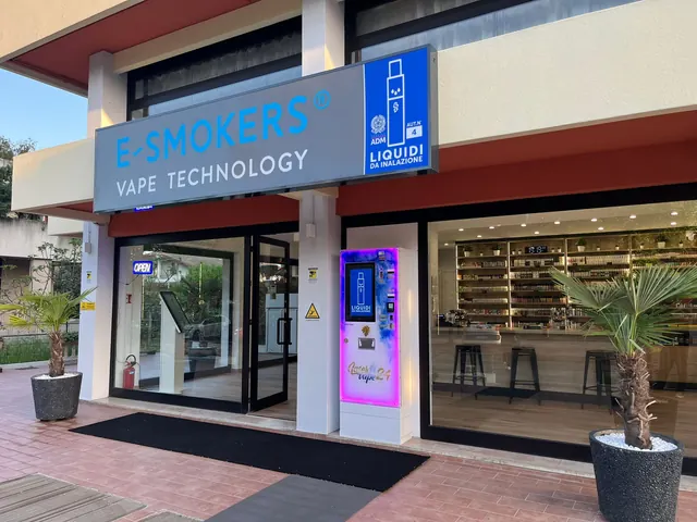 Facciata del negozio E-smokers Abano Terme con insegna e distributore automatico illuminato - negozio sigarette elettroniche Abano Terme