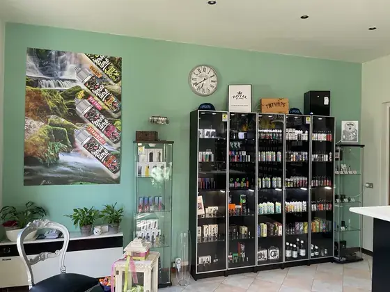 Parete espositiva con liquidi e dispositivi nel negozio E-smokers Bevilacqua - negozio sigarette elettroniche Bevilacqua