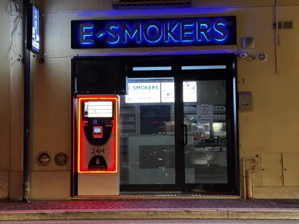 Facciata del negozio E-smokers Castel d’Azzano con insegna luminosa e distributore automatico 24H - negozio sigarette elettroniche Castel d’Azzano