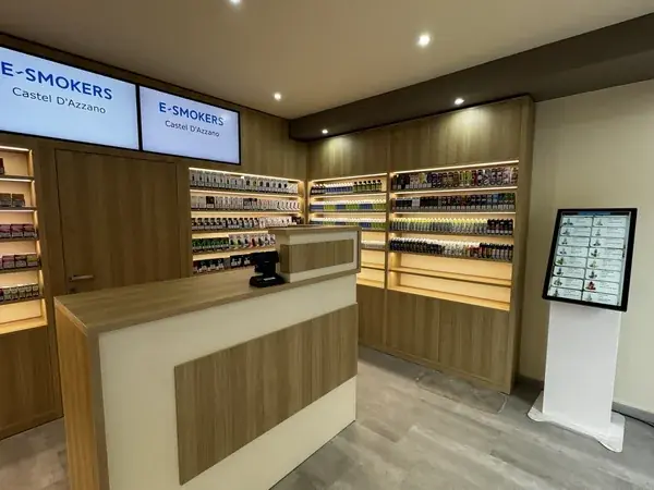 Interno del negozio E-smokers Castel d’Azzano con bancone e pareti prodotti - negozio sigarette elettroniche Castel d’Azzano