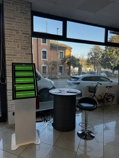 Ingresso e vetrata interna del negozio E-smokers Cerea - negozio sigarette elettroniche Cerea