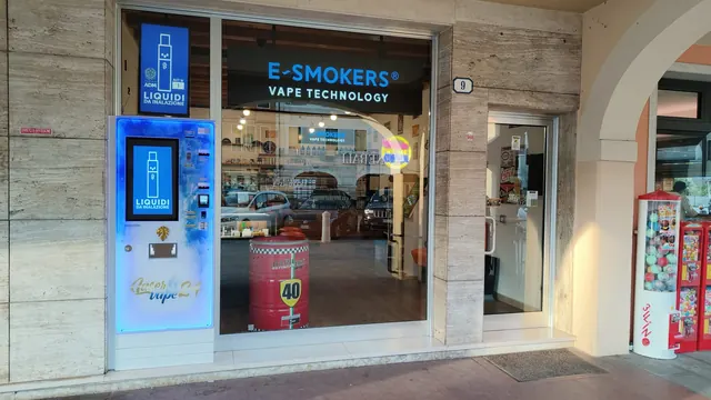 Ingresso del negozio E-smokers Mirano con insegna e distributore automatico 24H - negozio sigarette elettroniche Mirano