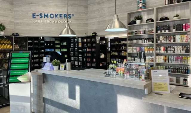 Banco del negozio E-smokers Padova Pontevigodarzere con insegna a parete e luce naturale - negozio sigarette elettroniche Padova Pontevigodarzere
