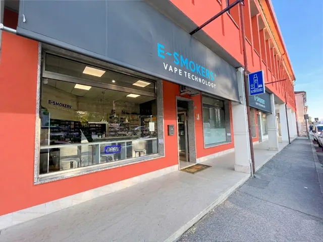 Esterno del negozio E-smokers Padova Pontevigodarzere con insegna e vetrina su strada - negozio sigarette elettroniche Padova Pontevigodarzere