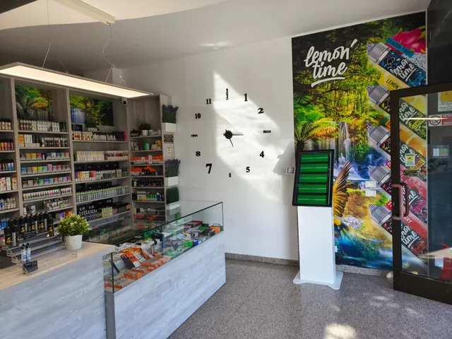 Vista interna laterale del negozio E-smokers Padova ZIP con orologio a parete e area esposizione - negozio sigarette elettroniche Padova ZIP